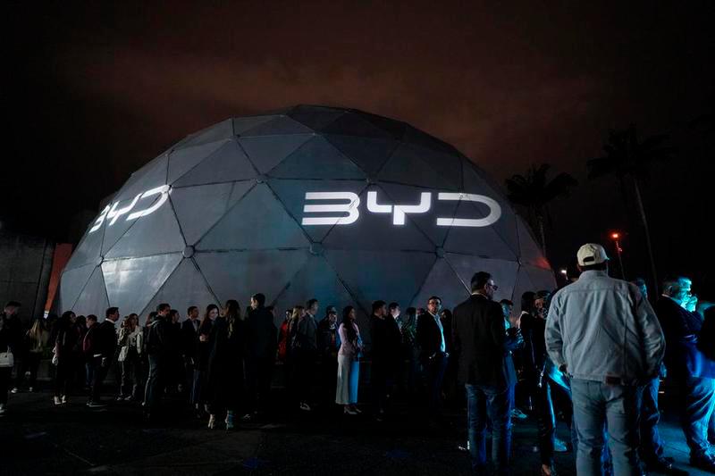 BYD denunció que los aranceles impuestos por Estados Unidos no tienen sustento legal y distorsionan la competencia, en medio de una escalada comercial entre ambas potencias. FOTO: xINHUA