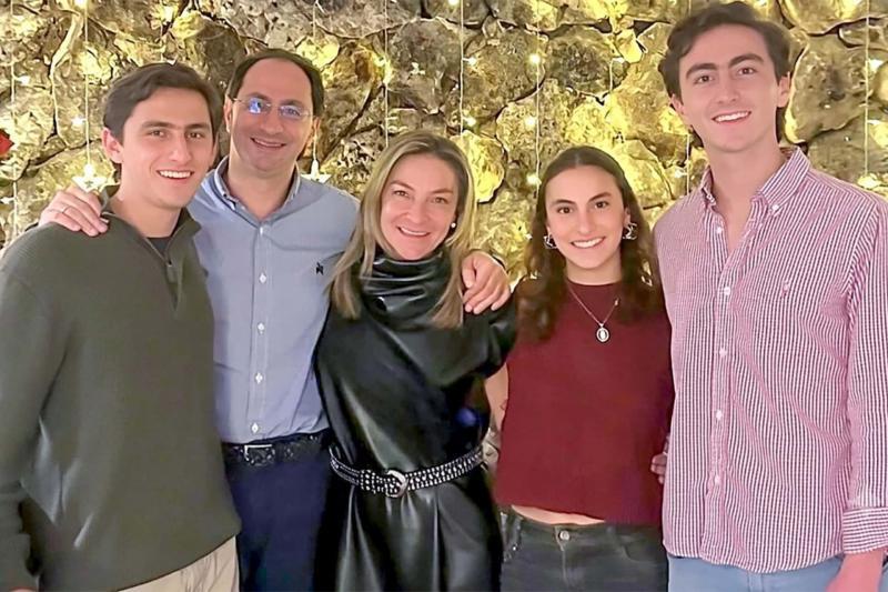 Restrepo sostiene su vida junto a su esposa Tatiana Céspedes y sus tres hijos. FOTO Cortesía