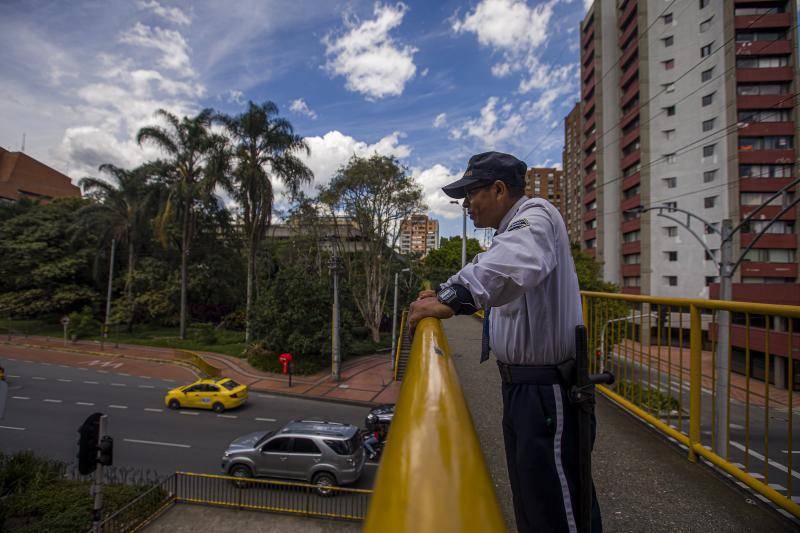 El aumento del salario mínimo fue del 23,7%, pero gremios de aseo y vigilancia calculan que el impacto total supera el 30% por efectos regulatorios. FOTO camilo suárez