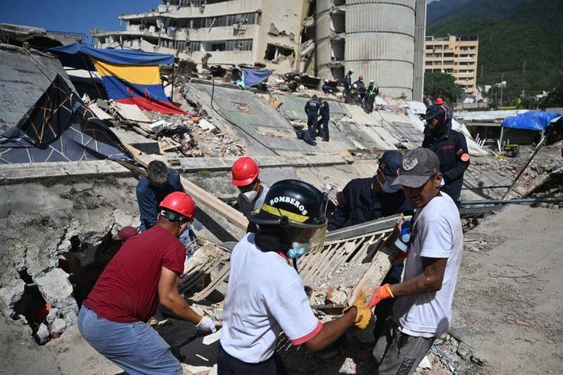 Las autoridades venezolanas continúan las labores de búsqueda y remoción de escombros tras los terremotos que dejaron miles de muertos en el estado La Guaira. FOTO: AFP.