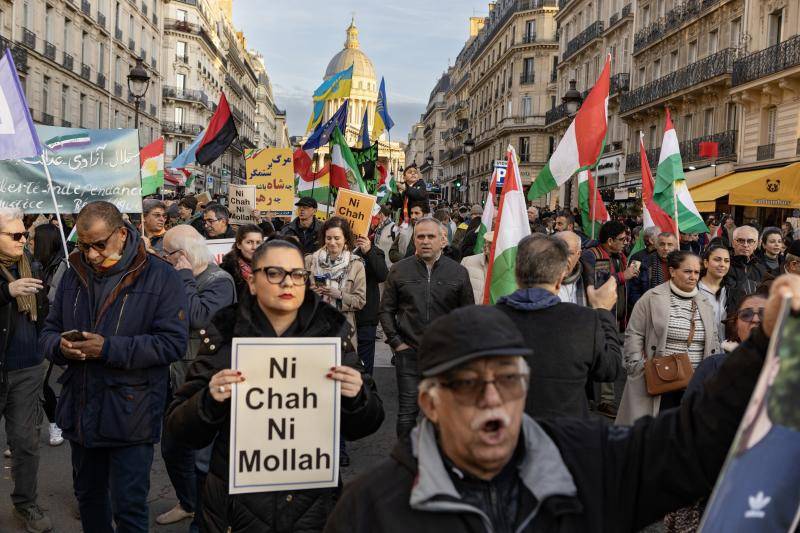 Desde EE. UU., Trump ha mandado su apoyo hacia los manifestantes en Irán. Incluso amenazó al régimen con bombardear si siguen reprimiéndolos.<b> FOTO getty</b>