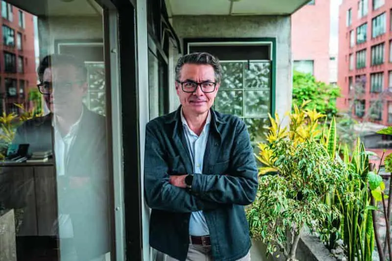 Alejandro Gaviria vuelve a los textos de análisis social y político con su más reciente libro Contra el fanatismo: ensayos de una Colombia posible (Ariel, 2026). FOTO Cortesía