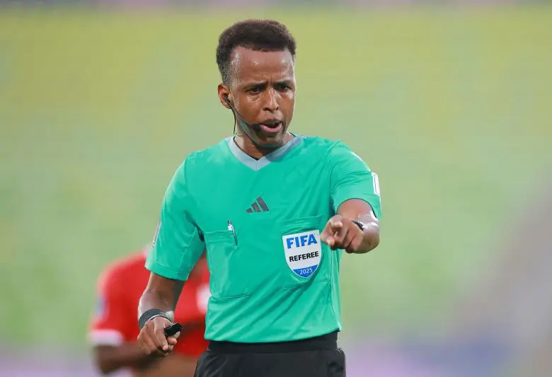 Omar Artan fue reconocido en el 2025 como el mejor árbitro de África. Foto: Getty Images