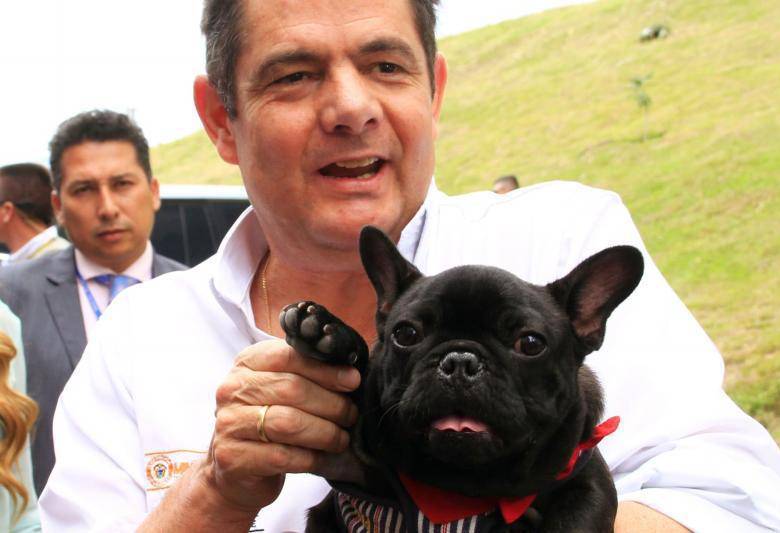 Germán Vargas Lleras y su inseparable Mancho, el bulldog francés que lo acompañó durante años. Ambos descansan en paz. Foto: redes sociales @German_Vargas