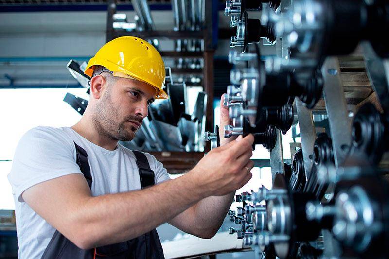 Técnicos y operarios en mantenimiento y reparación son de los perfiles más buscados actualmente en Colombia, especialmente en Bogotá, Medellín y Cali. FOTO: GETTY