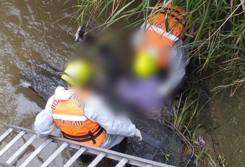 Momento en el que los bomberos de Itagüí realizan el rescate del cuerpo sin vida. FOTO: cortesía