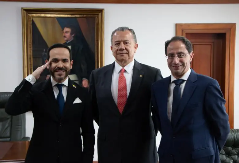 De izquierda a derecha: el presidente electo Abelardo de la Espriella, el vicepresidente de la Corte Suprema de Justicia Hugo Quintero y el vicepresidente electo de la República, José Manuel Restrepo. Foto: Corte Suprema de Justicia.