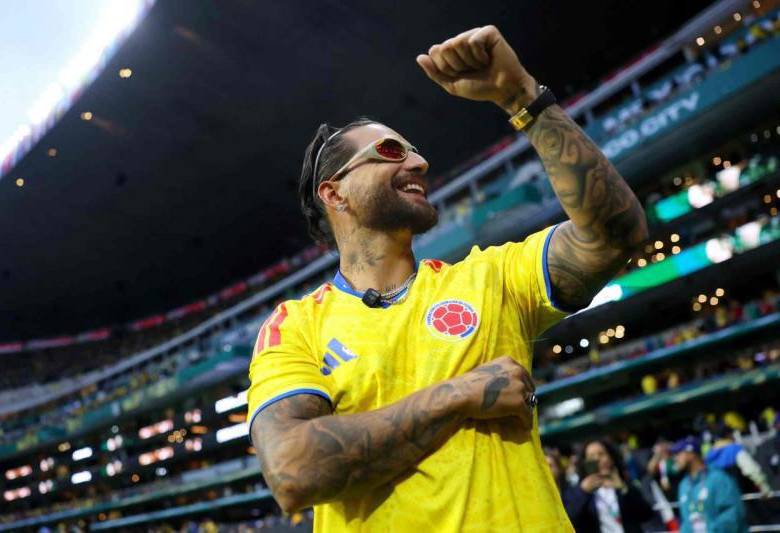 El antioqueño Maluma fue uno de los artistas que llegó al estadio Azteca para acompañar a la Selección en el debut del Mundial de Norteamérica en México. FOTO AFP