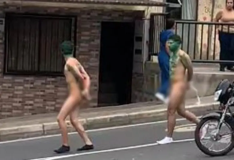 Los dos sujetos recorriendo las calles del barrio Doce de Octubre, al occidente de Medellín. FOTO: captura de video