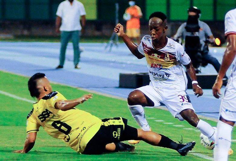 Deportes Tolima tomó la punta gracias a su agónica victoria en Barranca, con goles de Juan Fernando Caicedo (85’) y Yohandry Orozco (90+4), de tiro penal. Foto cortesía Dimayor.