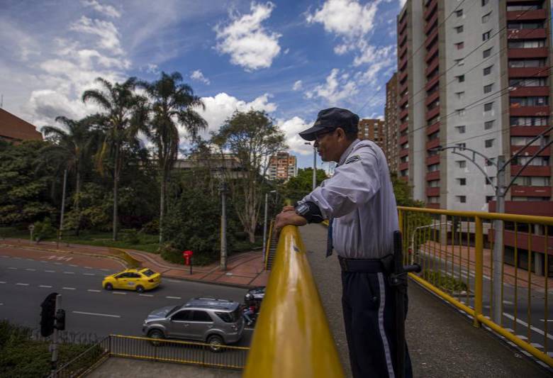 El aumento del salario mínimo fue del 23,7%, pero gremios de aseo y vigilancia calculan que el impacto total supera el 30% por efectos regulatorios. FOTO camilo suárez