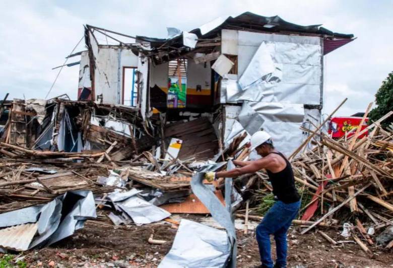 En los alrededores del parque principal de Quimbaya, Quindío, avanza el proceso de demolición de edificaciones. FOTO JULIO CÉSAR HERRERA