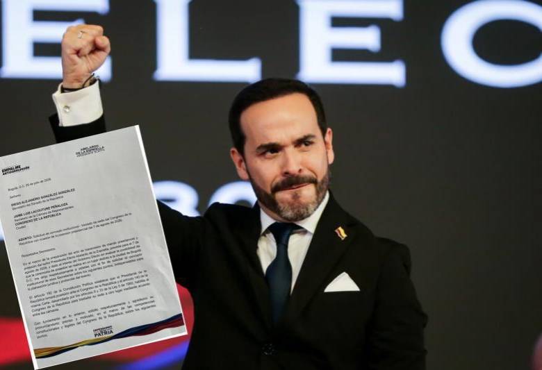Presidente electo Abelardo de la Espriella y la carta enviada al Congreso. Foto: Colprensa