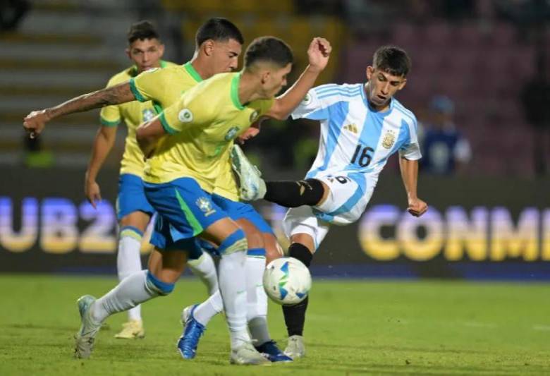 El duelo entre brasileños y argentinos se disputará a partir de las 8:00 p.m. El ganador prácticamente será campeón del Sudamericano. FOTO AFP