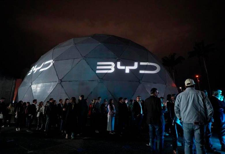 BYD denunció que los aranceles impuestos por Estados Unidos no tienen sustento legal y distorsionan la competencia, en medio de una escalada comercial entre ambas potencias. FOTO: xINHUA