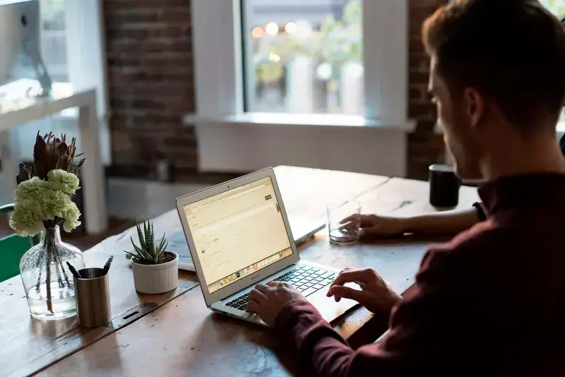 Con más de 450 empleos disponibles, los contratos indefinidos y los altos salarios marcan la tendencia de este mercado laboral flexible en la ciudad. FOTO: GETTY