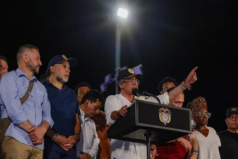 Frente la nueva consulta popular, calificada por sus críticos como un vehículo para hacer política electoral de cara al 2026, el mandatario acusó con nombre propio a los senadores del Caribe que “votaron contra el pueblo” e invitó a no volver apoyarlos en las elecciones. Foto: Presidencia