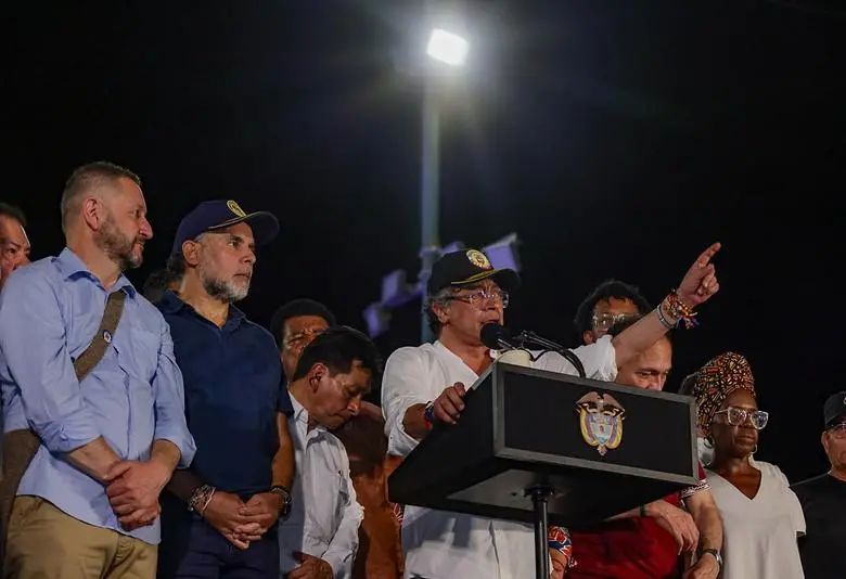 Frente la nueva consulta popular, calificada por sus críticos como un vehículo para hacer política electoral de cara al 2026, el mandatario acusó con nombre propio a los senadores del Caribe que “votaron contra el pueblo” e invitó a no volver apoyarlos en las elecciones. Foto: Presidencia