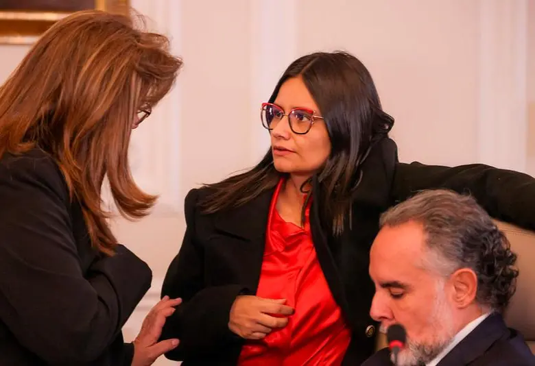 Rodríguez (centro) acompañada de Benedetti (derecha) y la exministra de Justicia, Ángela María Buitrago (izquierda). FOTO: Presidencia