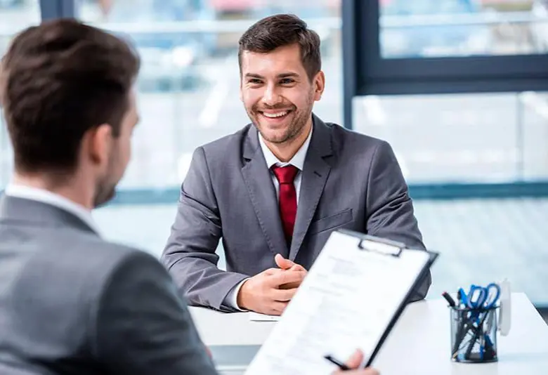 Persona en una entrevista de trabajo negociando su salario. FOTO: Shutterstock