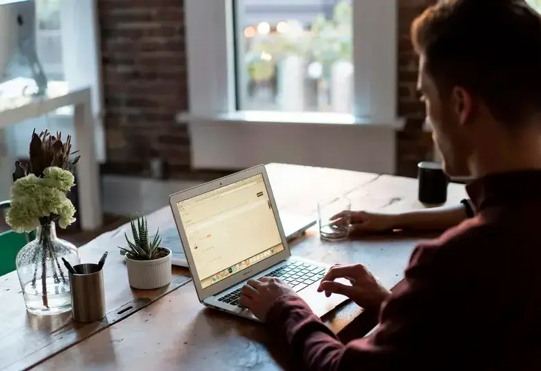 Con más de 450 empleos disponibles, los contratos indefinidos y los altos salarios marcan la tendencia de este mercado laboral flexible en la ciudad. FOTO: GETTY