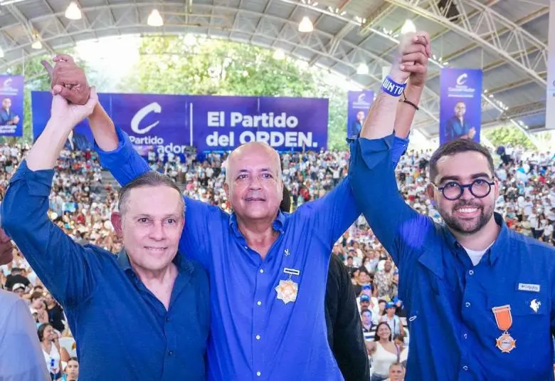 Cepeda (izquierda) lanzó su precandidatura desde la ciudad de Ibagué, en Tolima. Aspira a convencer las bases del Partido Conservador para ser el ungido de la colectividad. FOTO Cortesía