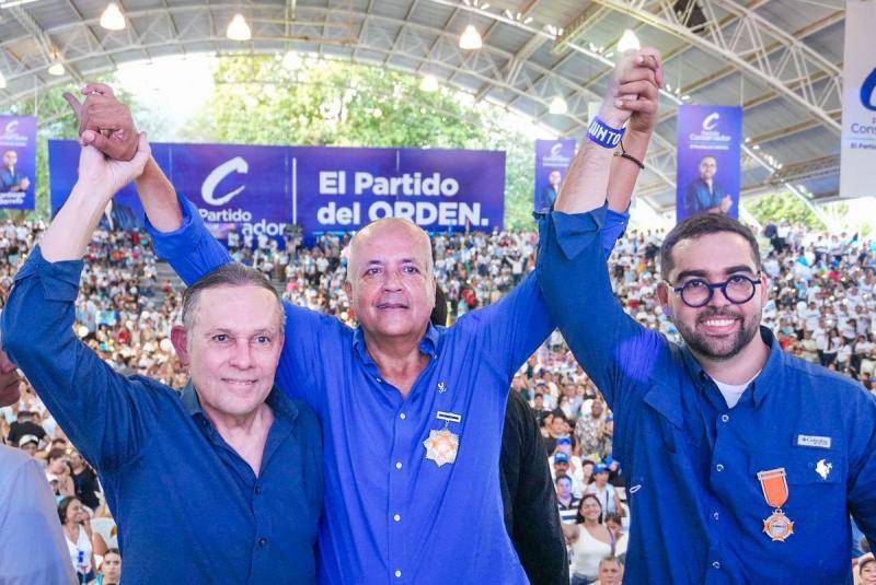 Cepeda (izquierda) lanzó su precandidatura desde la ciudad de Ibagué, en Tolima. Aspira a convencer las bases del Partido Conservador para ser el ungido de la colectividad. FOTO Cortesía