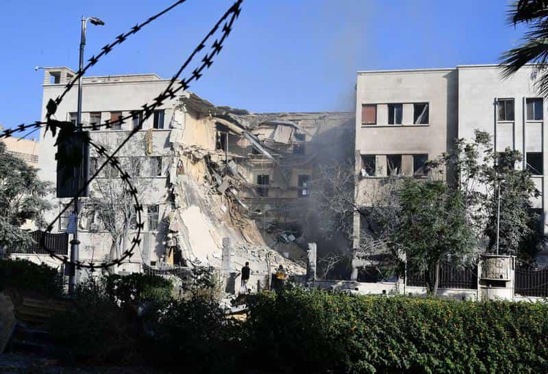 Un edificio del cuartel general del Comando General del Ejército Sirio dañado en un ataque aéreo israelí, en Damasco, Siria. Aviones de guerra israelíes intensificaron el miércoles su campaña aérea en el sur de Siria, al atacar el cuartel general del Comando General del Ejército Sirio y la zona del palacio presidencial en el centro de Damasco. Imagen Agencia Xinhua/Ammar Safarjalani.