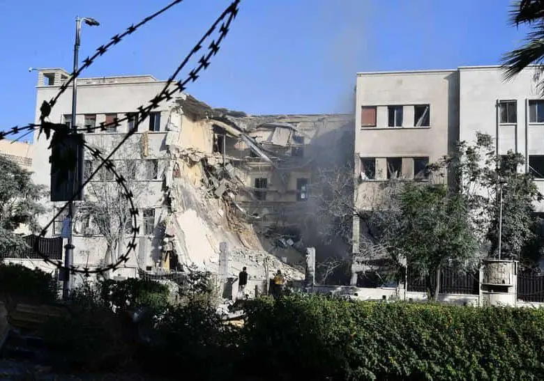 Un edificio del cuartel general del Comando General del Ejército Sirio dañado en un ataque aéreo israelí, en Damasco, Siria. Aviones de guerra israelíes intensificaron el miércoles su campaña aérea en el sur de Siria, al atacar el cuartel general del Comando General del Ejército Sirio y la zona del palacio presidencial en el centro de Damasco. Imagen Agencia Xinhua/Ammar Safarjalani.