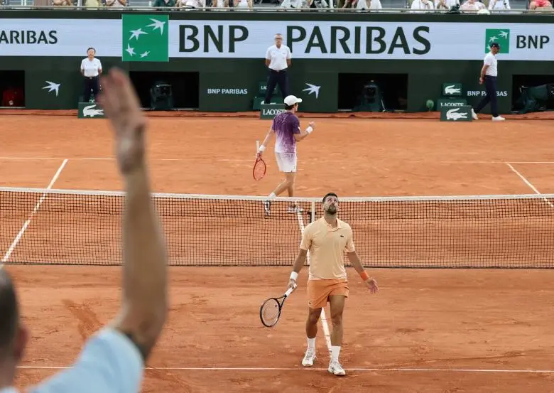 Novak Djokovic se vio sorprendido este viernes ante la reacción del brasileño Fonseca, quien lo eliminó del Grand Slam francés. FOTO @rolandgarros