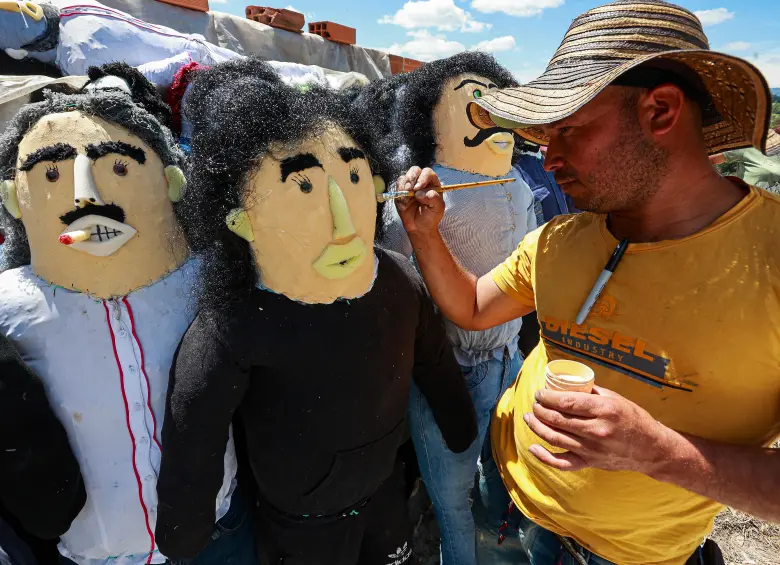 Una vereda de Rionegro produce 2.000 muñecos para quemar el año viejo