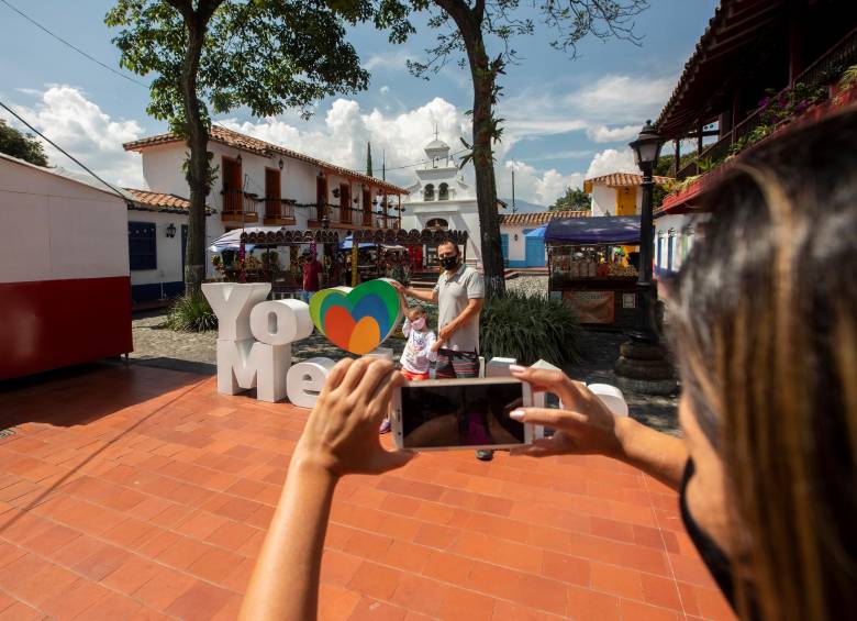 Turistas durante la pandemia en Medellín. FOTO CAMILO SUÁREZ