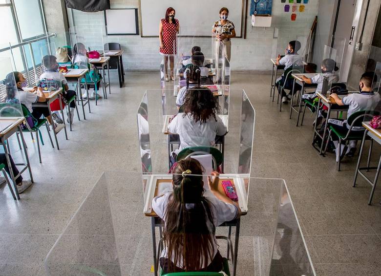 Los colegios del país están implementando diferentes medidas de bioseguridad y algunos ya regresaron a clase en modalidad de alternancia. Foto Juan Antonio Sánchez Ocampo