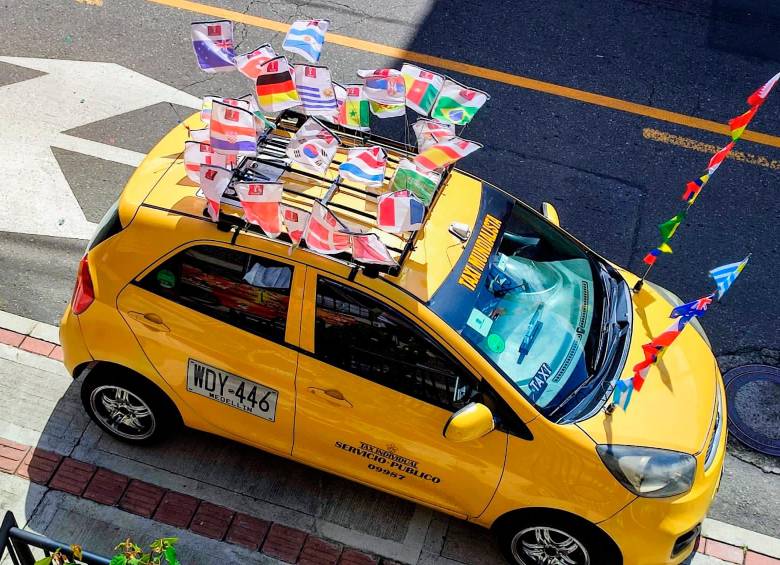 El taxi de Uriel tiene las 32 banderas de los países que juegan el mundial. Foto: Wendy Restrepo. 