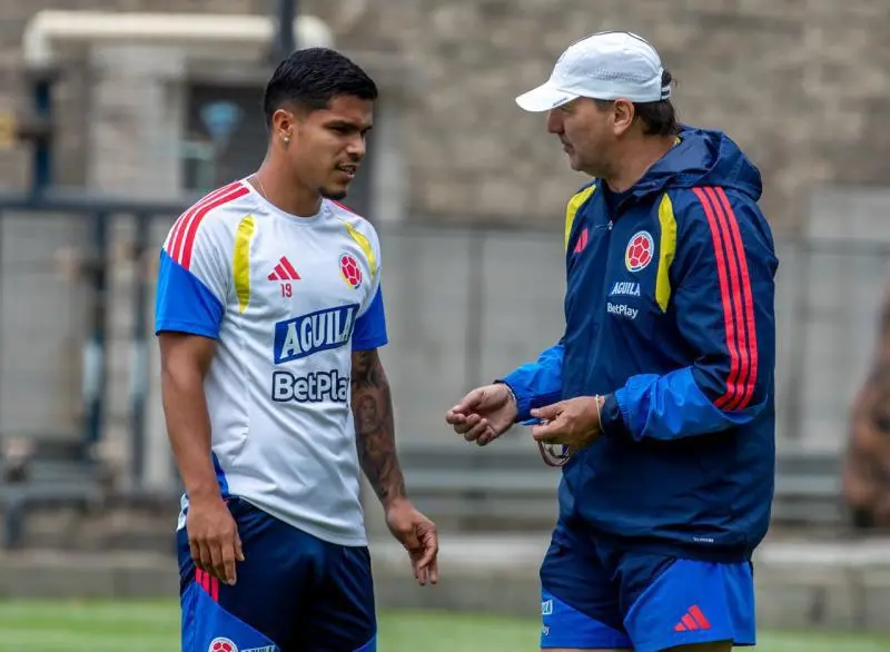 <b>Néstor Lorenzo, entrenador de Colombia habla con El Cucho Hernández. FOTO: JUAN ANTONIO SÁNCHEZ</b>