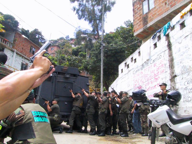 Según el Centro Nacional de Memoria Histórica (CNMH), “más de 1.500 efectivos de la fuerza pública y organismos judiciales, junto a informantes encapuchados, participaron de esta intervención contra presuntos colaboradores de las guerrillas”. FOTO EL COLOMBIANO