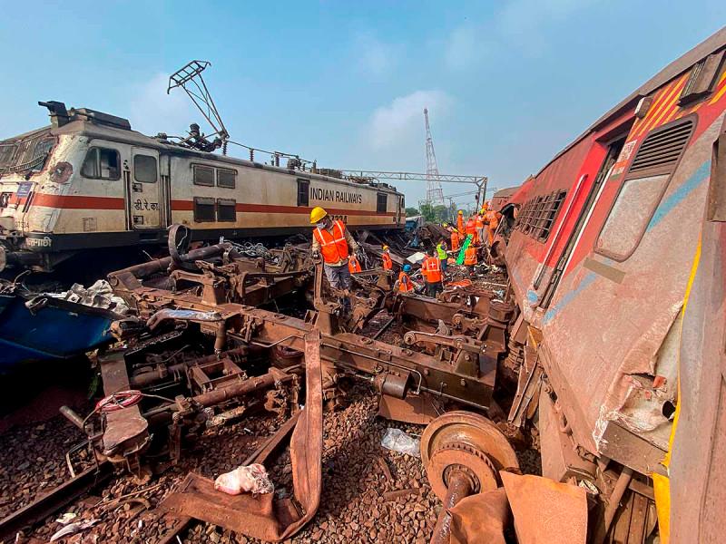 El choque se produjo entre dos trenes de pasajeros con un tren de carga. Foto: AFP