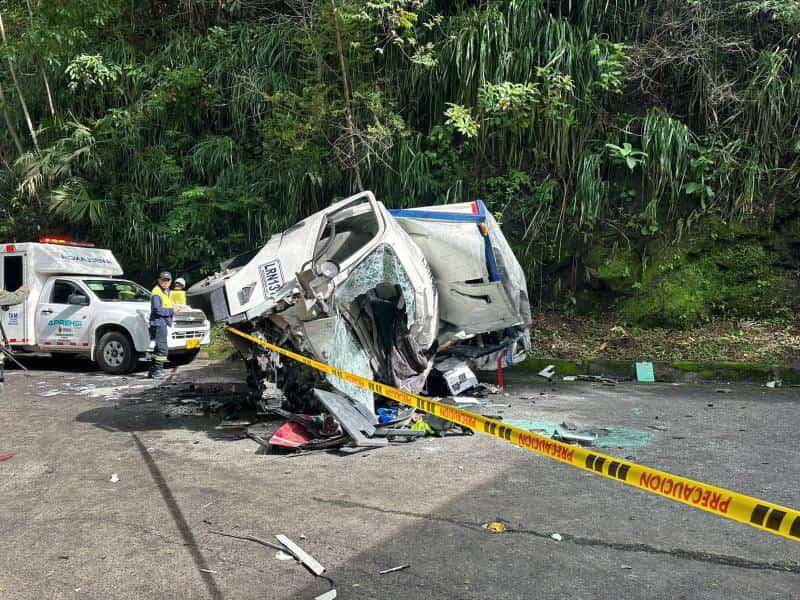 Así quedó uno de los vehículos involucrados en la colisión en la vía entre Caucasia y Tarazá. FOTO: Cortesía Policía Carreteras