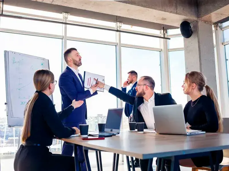La IA avanza, pero las habilidades blandas mantienen su papel como el mayor diferenciador profesional. FOTO: Getty