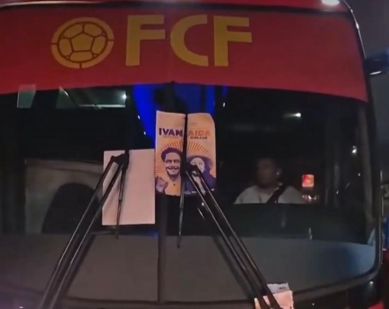 El conductor del bus de la Selección Colombia fue retenido por un grupo de manifestantes y seguidores de Iván Cepeda, quienes vandalizaron el bus. FOTO PANTALLAZO