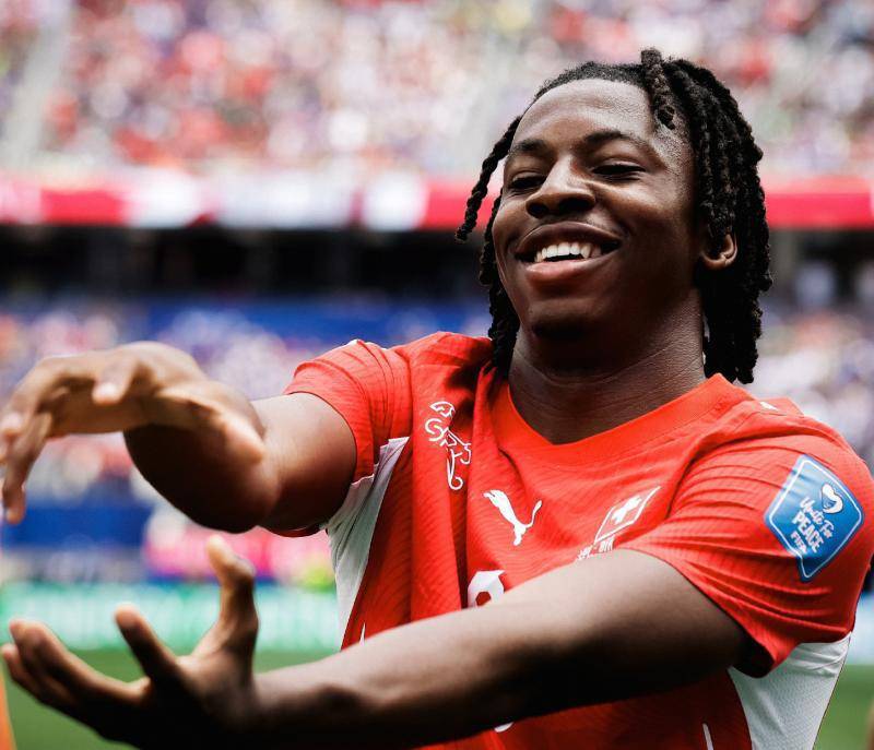 Johan Manzambi, con dos goles, figura de Suiza en el triunfo ante Bosnia. FOTO X-FIFA