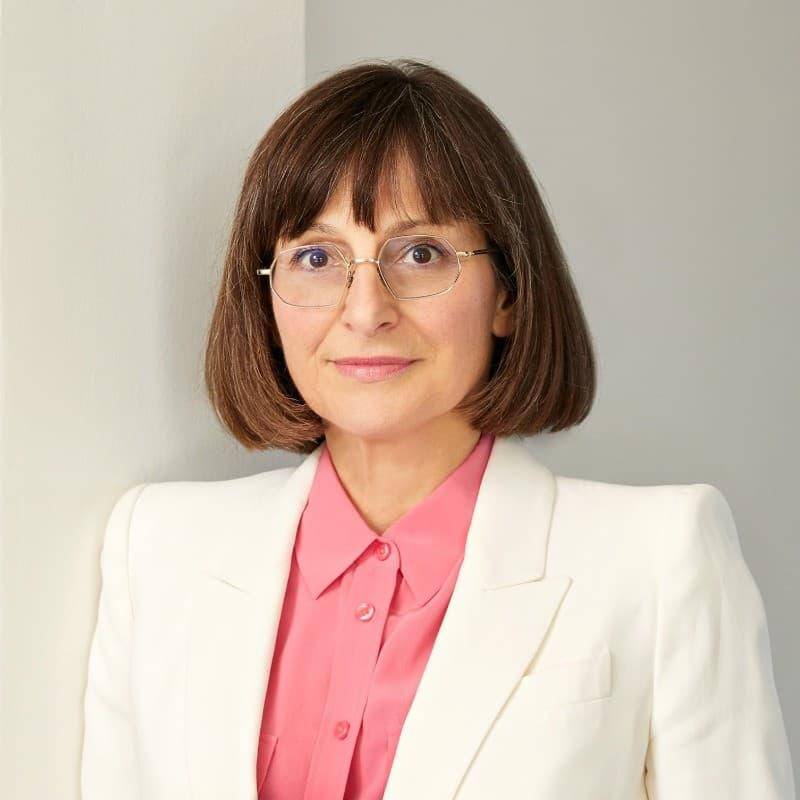 Sarah Thornton entrevistó a más de 200 mujeres para analizar cómo la sexualización de los senos ha impactado la relación femenina con el cuerpo y la autoestima. FOTO:LinkedIn.