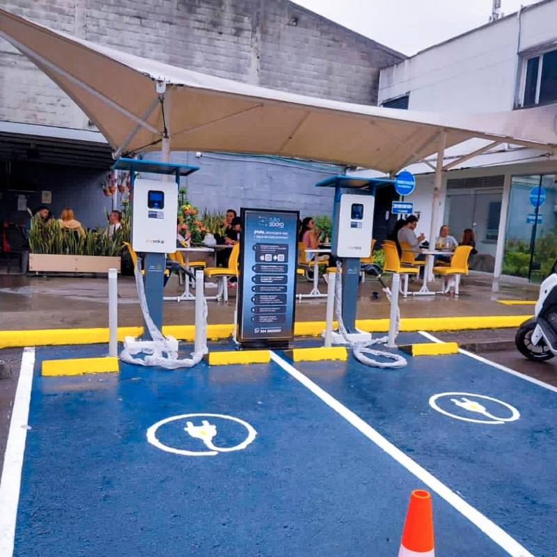 Primera electrolinera de Evinka Tech en La Aguacatala, Medellín, parte del corredor eléctrico que conectará la capital antioqueña con Bogotá. FOTO suministrada por Somos Colectivo Agencia
