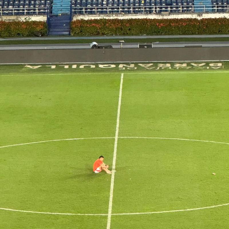 James Rodríguez y una imagen para el recuerdo en el centro del campo tras la victoria ante Bolivia. El 10 de Colombia abrió el marcador. FOTO X-JUAN FELIPE CADAVID