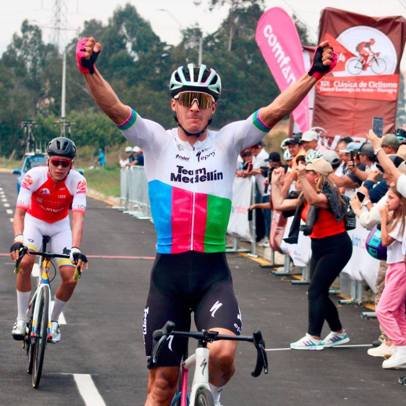 Wílmar Paredes, quien llegó a ser campeón panamericano de ruta y pista, volvió a celebrar en una carrera del calendario nacional. FOTO CORTESÍA DIEGO GIRALDO-TEAM MEDELLÍN