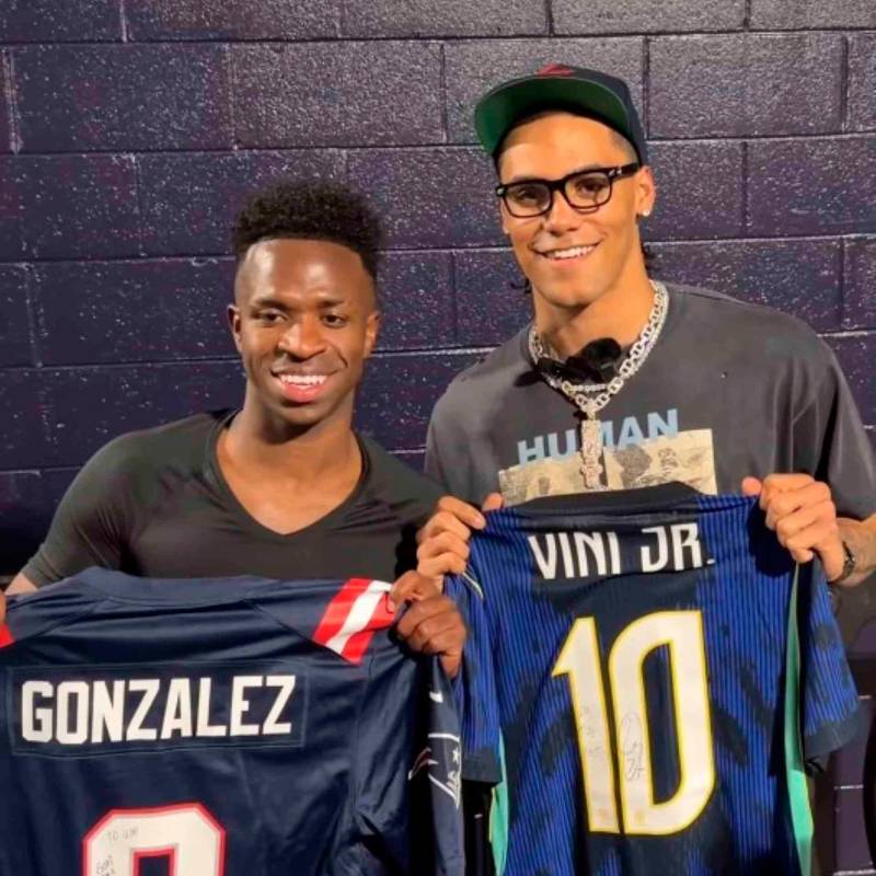 Este es la imagen que compartió New England Patriots sobre el encuentro entre el colombiano Christian González y el jugador de Brasil y el Real Madrid, Vinicius Jr. FOTO: Tomada de Instagram