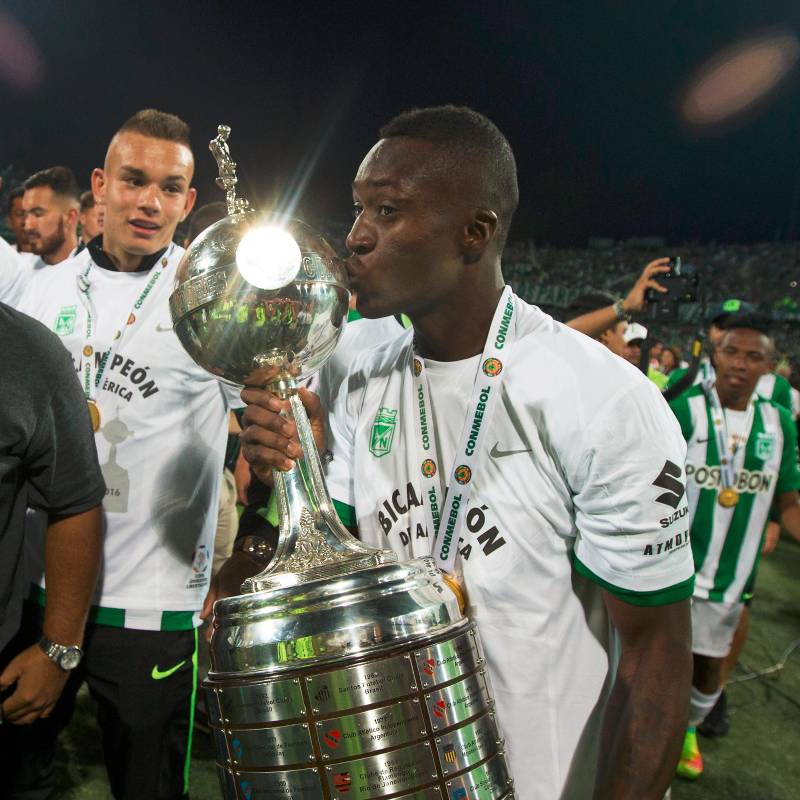 Marlos Moreno besando el trofeo de la Copa Libertadores de 2016. FOTO JUAN ANTONIO SÁNCHEZ