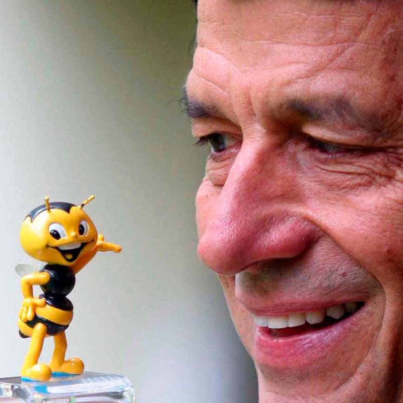 Jaime Uribe creador de la abejita Conavi. Este “animalito” rondó desde los tiros de esquina hasta los salones de clase. FOTO Manuel Saldarriaga