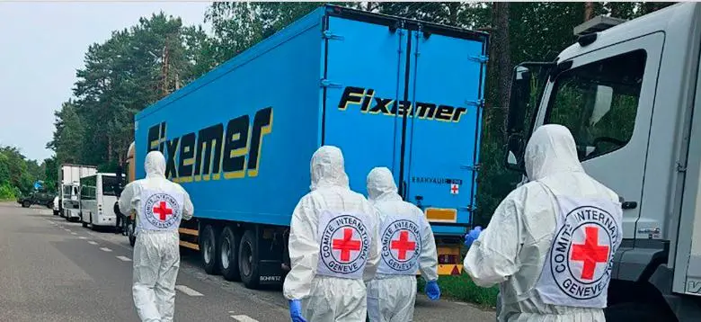 Delegados del Comité Internacional de la Cruz Roja ayudaron a recuperar y transportar los cadáveres de los militares ucranianos. FOTO: AFP.