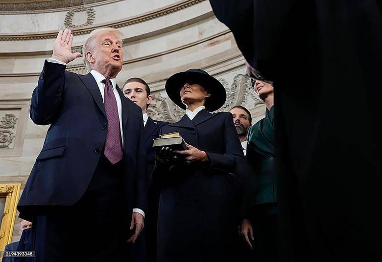  Tras la toma del juramento, firmó una serie de órdenes ejecutivas, entre las que figura el retiro de EE.UU. del Acuerdo de París sobre cambio climático, que ya lo había decidido en su primer periodo, pero que Biden revirtió. Foto: AFP